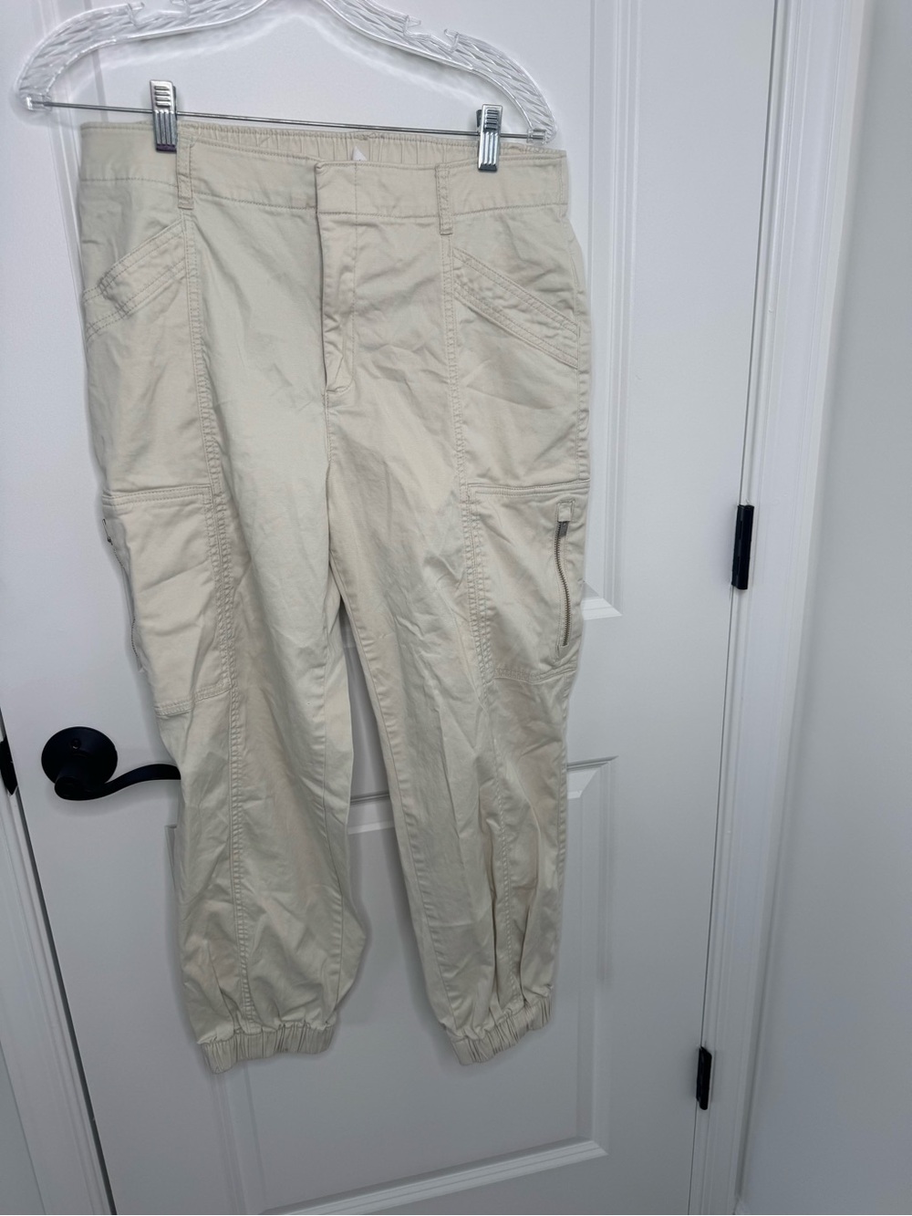 GAP Women's Cargo downtown beige Jogger medium